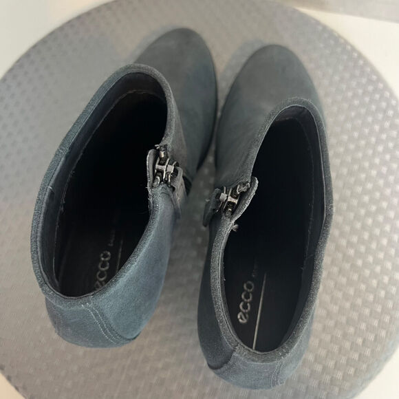 Ecco Booties Womens 38 / 7 Gray Suede Magnet Hydromax Ankle Boots Shoes Casual - Picture 8 of 13